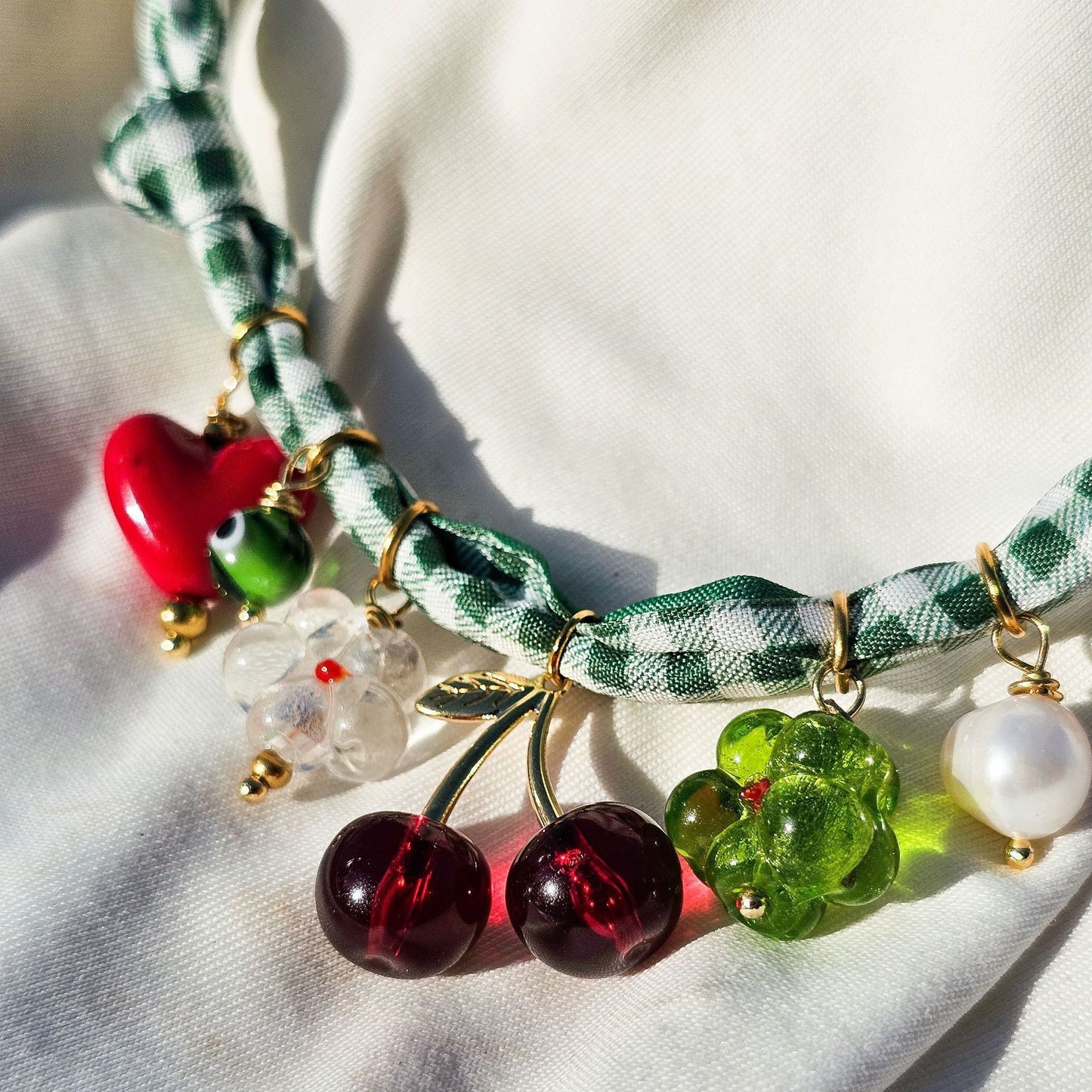 Collar cherry beach